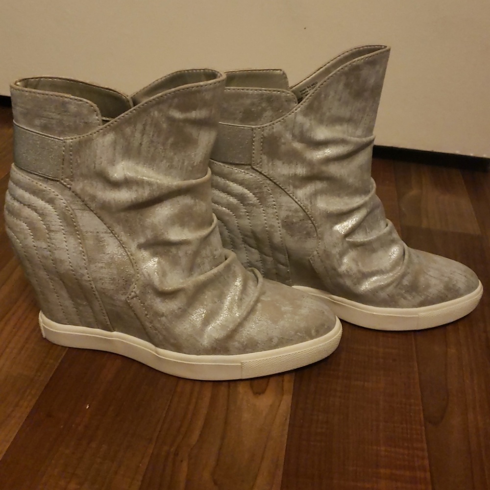 Boots - Picture 2 of 4